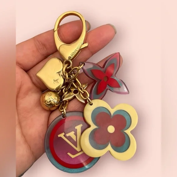 LOUIS VUITTON Resin Candy Fleurs Bag Charm
Multicolor w/ Gold hardware +Dust bag - Picture 5 of 6